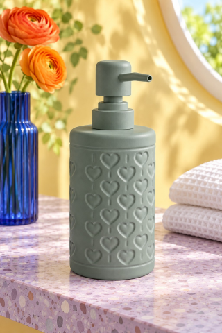 ROSIE Adaçayı Yeşili Kabartma Kalp Desenli Yuvarlak Seramik Sıvı Sabunluk 350 ml