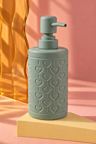 ROSIE Adaçayı Yeşili Kabartma Kalp Desenli Yuvarlak Seramik Sıvı Sabunluk 350 ml