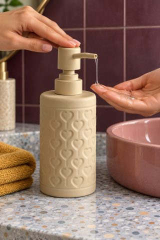 ROSIE Kum Beji Kabartma Kalp Desenli Yuvarlak Seramik Sıvı Sabunluk 350 ml