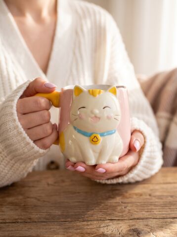 Sarı Kuyruk Detaylı Kulp, Pembe 3D Kedi Figürlü Kupa 405 ml